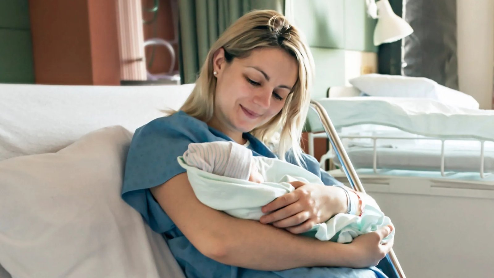 الحزن بعد الولادة (Baby Blues): دليل شامل للأمهات الجدد