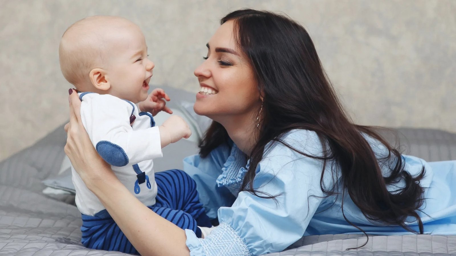 كيف تعزّز الأم ذكاء طفلها في السنوات الأولى؟ دليل عملي للأمهات